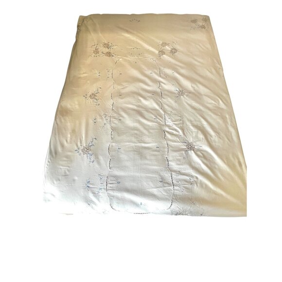 Embroidered Tablecloth With Blue Floral Cutwork Crocheted Inserts Vintage - Picture 2 of 11